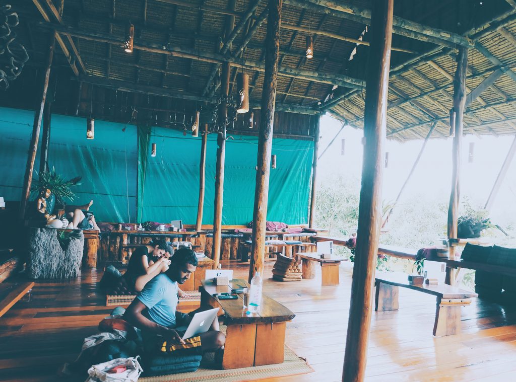Ở Koh Rong có nhiều quán cà phê không gian thư giãn lắm.
