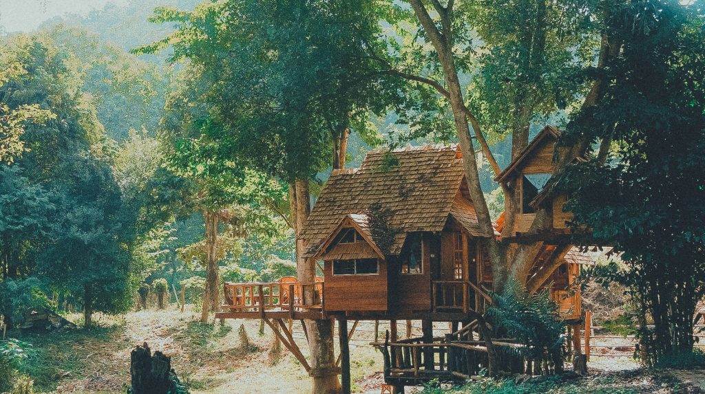 chiang-mai-cottage-tree-house-wooden-house-from-far