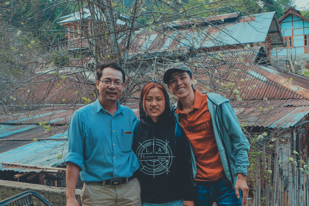 Anh Nam và anh Ninh chụp ảnh chung với con gái của Tajo.