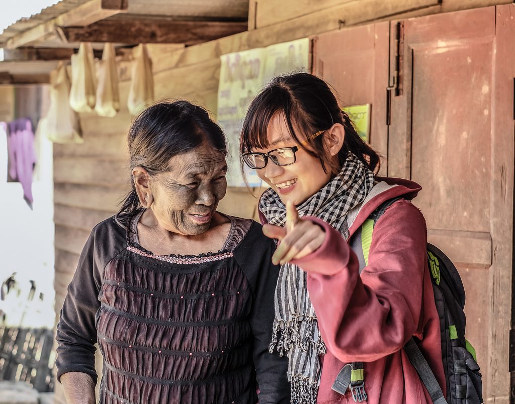 Bà Ma Seim (67 tuổi, người Uppriu) tỏ ra ngượng ngùng khi chụp ảnh cùng một cô gái Việt Nam.