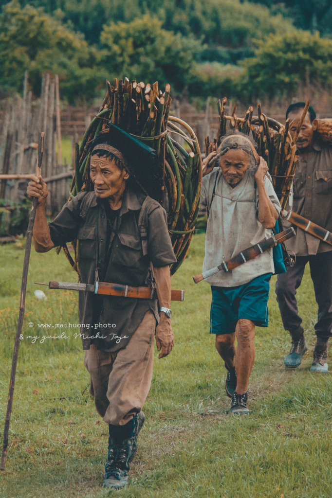 Vào ngày này những người đàn ông trong làng sẽ mang những cành cành cây và lá cây từ rừng vào làng để tạo ra một ngôi nhà tạm trú (được gọi là nago) cho linh hồn tổ tiên đến nghỉ ngơi và xem các lễ hội.